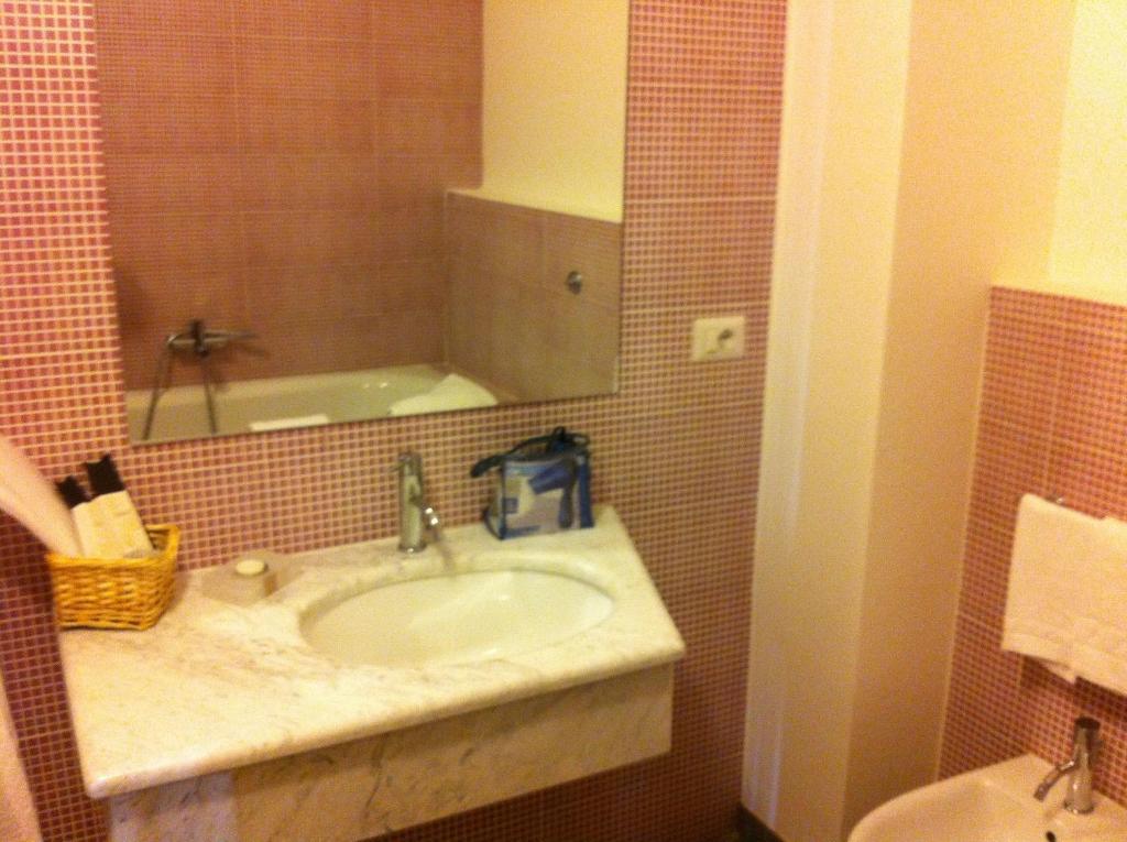 Bcomfort Hotel Cagliari Habitación foto